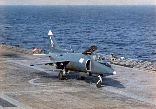 Mặc dù có thiết kế vượt thời đại, tuy nhiên Yak-38 cũng nổi tiếng là một chiếc tiêm kích "đỏng đảnh" và khó chiều. Loại máy bay này theo nhận xét của các cựu phi công Liên Xô là cực kỳ khó điều khiển, ngay cả với những tay lão luyện nhất. Nguồn ảnh: Pinterest.