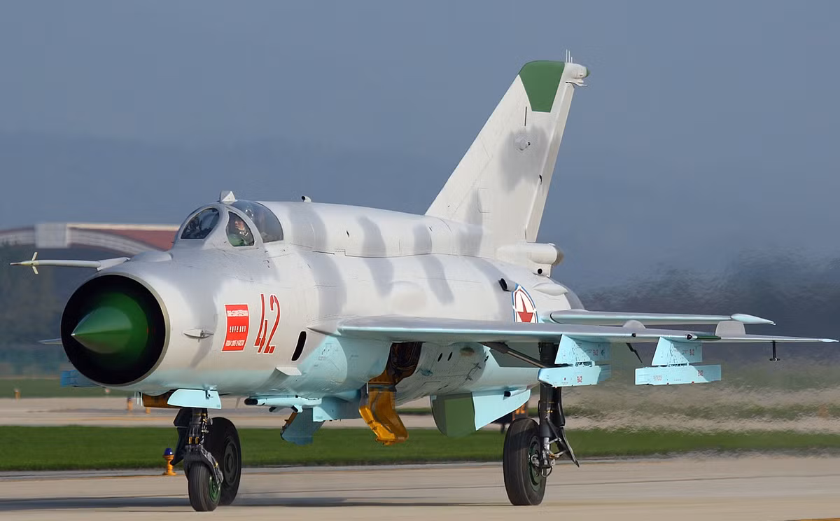 Số lượng tiêm kích MiG-21 và J-7 tổng cộng của Triều Tiên lên tới 150 chiếc đã biến đây thành loại tiêm kích với quân số đông đảo bậc nhất của lực lượng này. Nguồn ảnh: Sina.