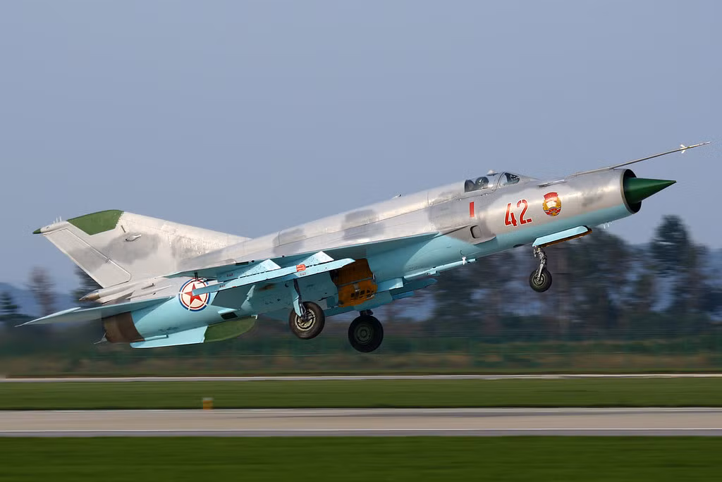 Phiên bản Chengdu J-7 hay còn có tên Hán Việt là "Tiêm 7" hiện tại cũng là loại chiến đấu cơ phổ biến bậc nhất của Không quân Trung Quốc với số lượng lên tới hơn 300 chiếc trong biên chế. Nguồn ảnh: Sina.