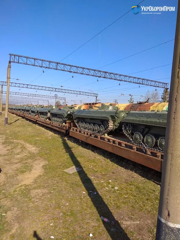 Các xe chiến đấu bộ binh BMP-1 được vận chuyển thẳng từ Ba Lan sang Ukraine bằng đường tàu hoả. Nguồn ảnh: BMDP.