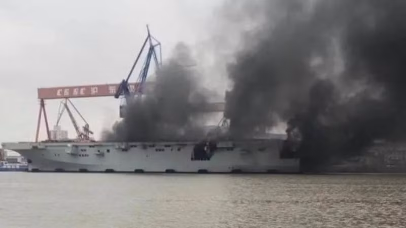 Mặc dù vậy, nhiều người vẫn hoài nghi về việc liệu rằng thời gian đưa vào biên chế của tàu Type 075 có bị hoãn lại hay không vì ít nhất quy trình phòng cháy, chữa cháy trên tàu tới giờ cũng đã phải được thay đổi. Nguồn ảnh: QQ.