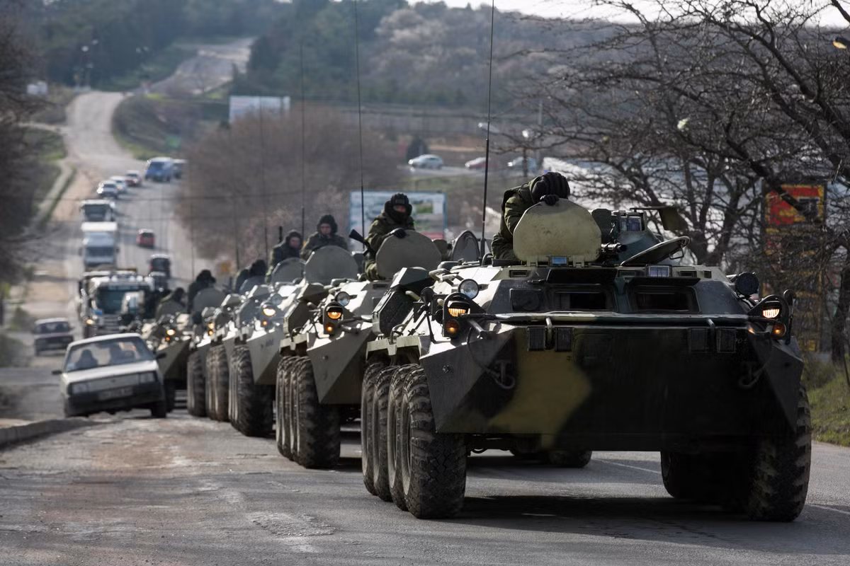 Cũng trong giai đoạn từ năm 2014 tới nay, Nga đã tham gia chống lưng cho các phe phái ở Ukraine nổi dậy, thành lập các quốc gia bao gồm Cộng hoà Donetsk, Cộng hoà Lugansk và Cộng hoà Crimea. Chiến sự trong khu vực này vẫn tiếp tục diễn ra và được coi là cuộc nội chiến của Ukraine. Nguồn ảnh: Rumil.
