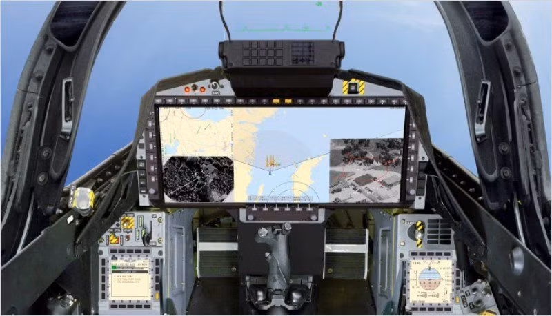 Điều đáng nói là ba màn hình hiển thị thông số bay của tiêm kích Gripen E đều là màn hình tinh thể lỏng, trong đó có một màn hình lớn nhất đặt ở chính giữa bảng điều khiển và hai màn hình nhỏ hơn đặt ở hai đầu gối của phi công. Nguồn ảnh: Military.
