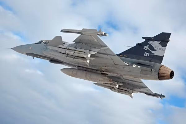  Chiến đấu cơ Saab JAS 39 Gripen phiên bản Gripen E bắt đầu được sản xuất từ năm 2016 và mang trong mình độ hiện đại thậm chí còn vượt trội hơn so với Su-57 của Nga hay F-22 của Mỹ. Nguồn ảnh: Military.