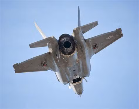 Câu trả lời ngắn gọn là không. Việc hạ cánh tiêm kích F-35B xuống khu trục hạm có khả năng khiến cả tiêm kích F-35B và khu trục hạm bị mất khả năng chiến đấu, hoặc tệ hơn - bị hư hỏng nặng. Nguồn ảnh: Pinterest.