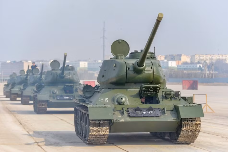 Theo truyền thông Nga, các xe tăng T-34 được Nga mua lại từ Lào sẽ được sử dụng để tham gia duyệt binh hoặc tham gia các hoạt động tái hiện lịch sử, quay phim,... Nguồn ảnh: Sina.