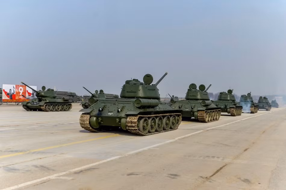 Đây đều là các xe tăng T-34 được Nga mua lại từ Lào. Các xe này khi được mua lại đều đang trong tình trạng tốt, có khả năng hoạt động bình thường. Nguồn ảnh: Sina.