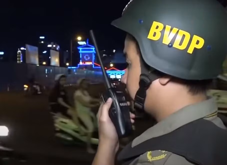 Ngoài các thiết bị, trang bị đặc biệt kể trên, thành viên của lực lượng bảo vệ dân phố còn được trang bị bộ đàm, được sử dụng để liên lạc giữa các nhóm tuần tra. Nguồn ảnh: VTV.