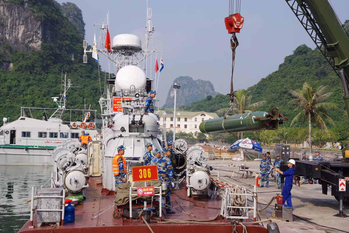 Thiết kế của ngư lôi Type 53 cho phép nó di chuyển và tấn công mục tiêu ở độ sâu tối đa 13 mét khi được phóng từ mặt nước. Điều này cho phép nó tấn công thẳng vào sống tàu của bất cứ loại tàu chiến phổ biến nào hiện tại. Nguồn ảnh: HQVN.