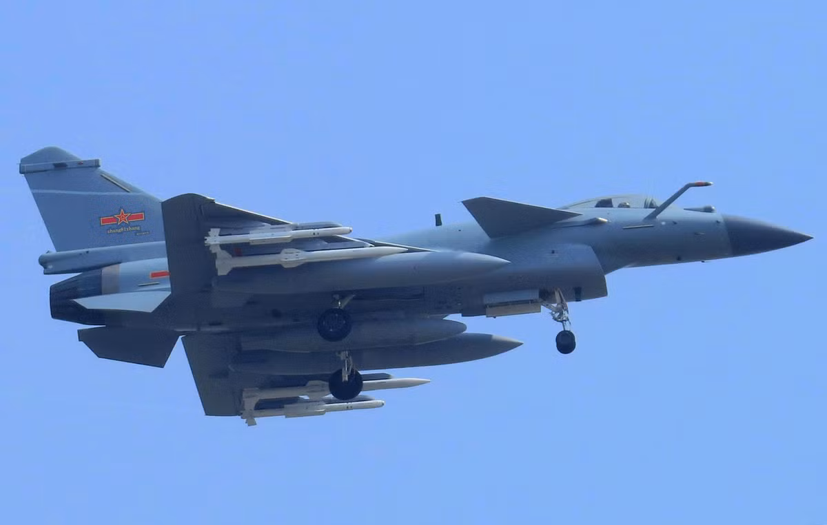 Với PL-10, loại tên lửa tầm ngắn này được Trung Quốc thiết kế để sử dụng trên nhiều chiến đấu cơ hiện đại - trong đó có cả phiên bản chiến đấu cơ tàng hình J-20. Nguồn ảnh: QQ.