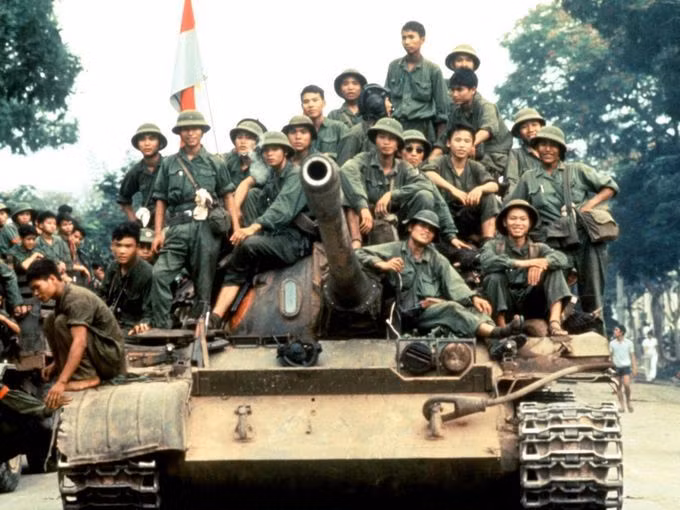 Bộ binh quân giải phóng trên xe tăng T-55 - loại xe tăng chủ lực hiện đại nhất mà chúng ta sử dụng vào thời điểm đó. Nguồn ảnh: TTXVN.