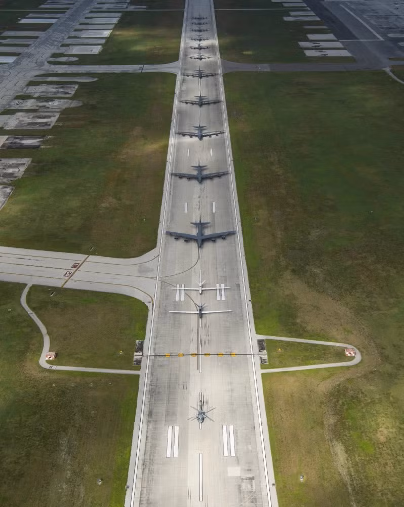 Ngoài ra, màn trình diễn này còn có sự tham gia của các 6 máy bay tiếp liệu trên không KC-135 Stratotankers, một máy bay trực thăng MH-60S Seahawk của Hải quân Mỹ, một máy bay không người lái RQ-4 Global Hawk của Không quân Mỹ và một máy bay không người lái MQ-4C Triton của Hải quân Mỹ. Nguồn ảnh: Scamble.