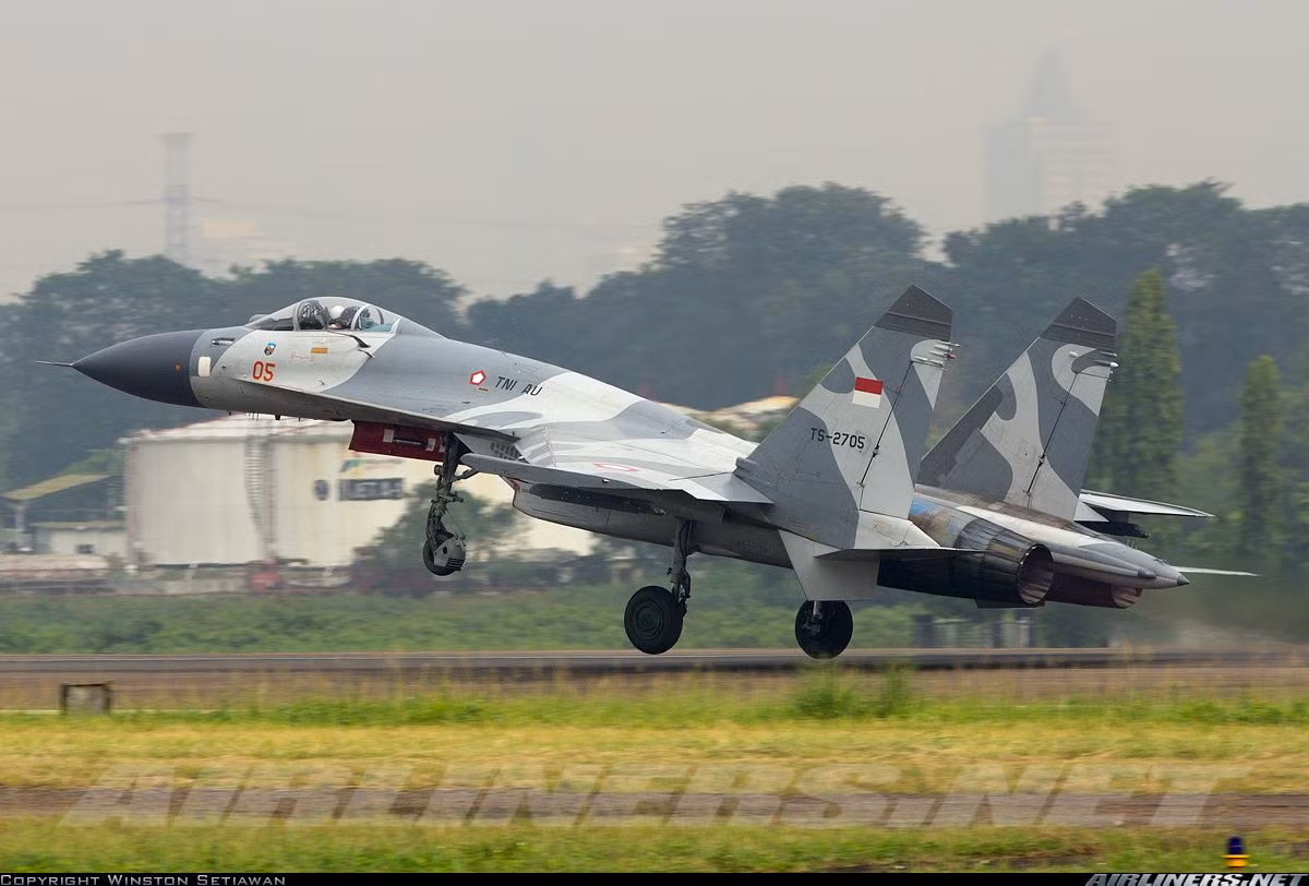 Trong quá khứ, Indonesia cũng từng gây sốc khi quyết chi ra 1,1 tỷ USD để đặt mua 11 chiến đấu cơ Su-35 từ Nga. Tuy nhiên vào hồi tháng trước, Indonesia đã tuyên bố huỷ đơn hàng này do sức ép từ phía Mỹ. Nguồn ảnh: Airliners.