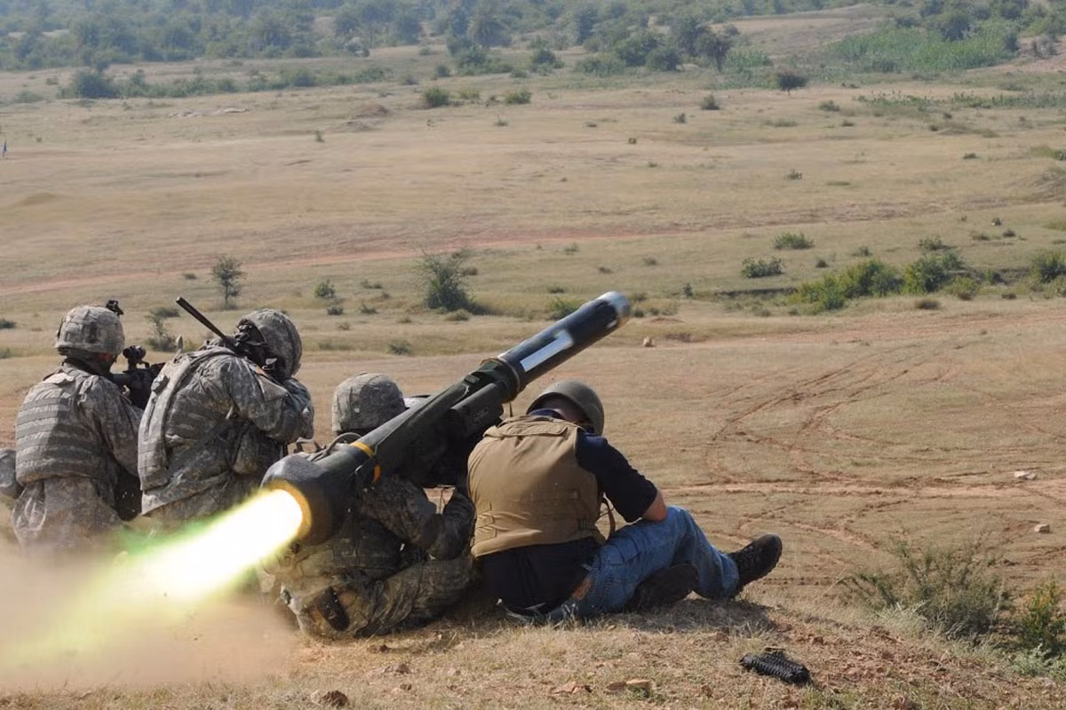 Cụ thể, toàn bộ cơ cấu phóng phức tạp của Javelin bao gồm ba phần: Tên lửa, ống phóng và CLU có trọng lượng tổng cộng 22,3 kg và chỉ... phóng được một lần. Muốn phóng lần thứ hai, cần có tên lửa thay thế và mỗi quả tên lửa nặng tới 8,4 kg. Nguồn ảnh: Pinterest.