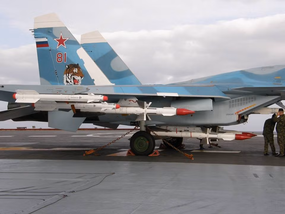 Tổng cộng trong thời gian tham chiến ở Syria, tàu sân bay Kuznetsov đã đóng góp 420 nhiệm vụ tấn công, tấn công 1252 mục tiêu đối phương. Tới tháng 1/2017, tàu sân bay này còn tham gia tập trận bắn đạn thật ở ngoài khơi vùng biển Libya. Nguồn ảnh: Almasdarnews.