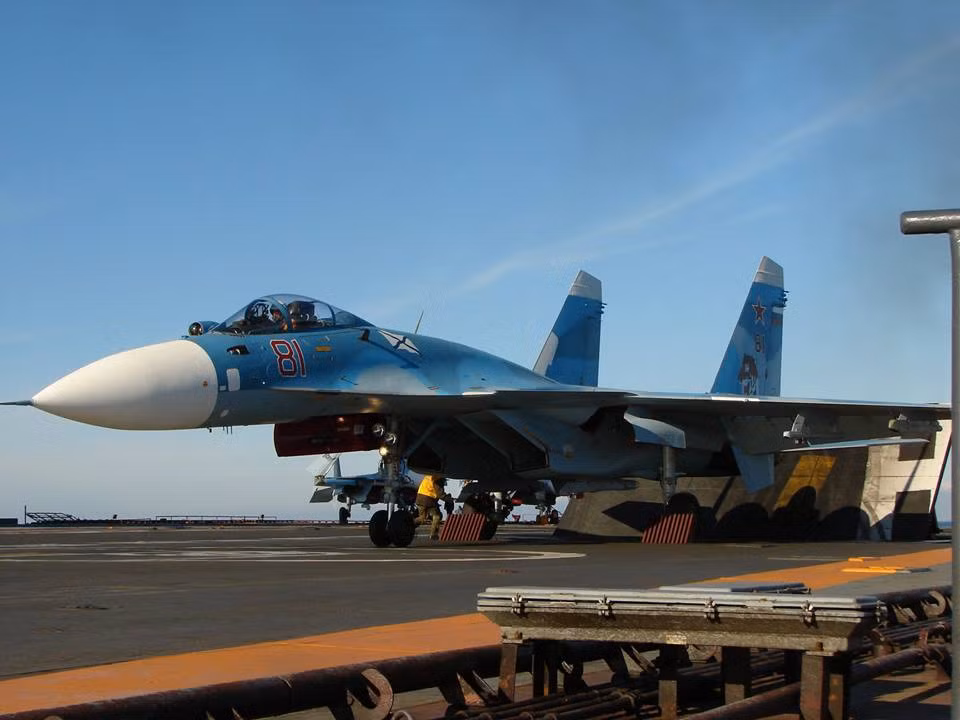 Theo truyền thông Nga, mọi chiến đấu cơ Su-33 hoạt động trên tàu sân bay Kuznetsov đều được nâng cấp hệ thống ném bom dẫn đường, cung cấp khả năng tấn công mặt đất cực kỳ nguy hiểm. Nguồn ảnh: Almasdarnews.