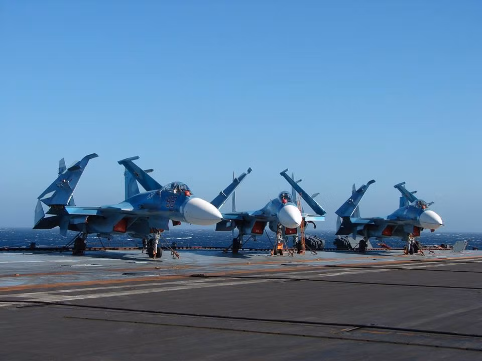 Theo thông tin chính thức, chiếc Su-33 đã rơi sau hai lần hạ cánh không thành công lên tàu. Khi vụ việc xảy ra, thời tiết diễn biến rất tốt và phi công không hề bị cản trở tầm nhìn. Phi công sau đó đã được trực thăng cứu hộ cứu sống. Nguồn ảnh: Almasdarnews.