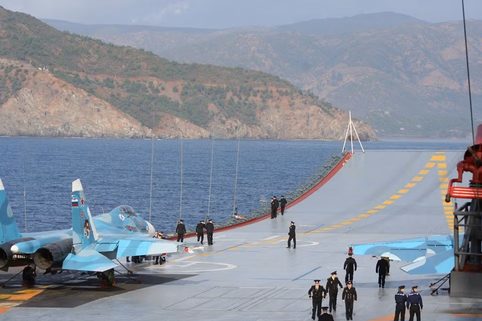Tới tháng 2/2017, tàu sân bay Kuznetsov quay trở về Nga. Ngay sau đó, Kuznetsov được đưa vào ụ nổi để cải tiến, nâng cấp. Sau quá trình nâng cấp, dự kiến tàu Kuznetsov sẽ phục vụ được Hải quân Nga thêm 25 năm nữa. Tuy nhiên quá trình nâng cấp, sửa chữa này đã gặp quá nhiều trắc trở. Tàu sân bay Kuznetsov của Nga hiện tại thậm chí được ví như một "thảm họa" bởi liên tục gặp trục trặc, hỏa hoạn với phần thiệt hại khổng lồ. Nguồn ảnh: Almasdarnews.