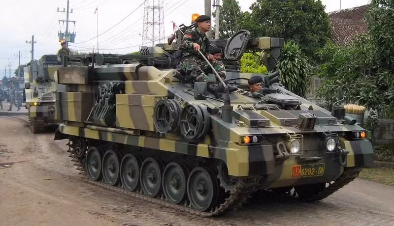 Một điều khó hiểu là quốc gia láng giềng của Indonesia là Malaysia cũng từng sở hữu loại xe chở quân này nhưng đã loại biên hết trong quá khứ, tuy nhiên Indonesia vẫn tỏ ra cực kỳ tin tưởng Alvis Stormer. Nguồn ảnh: Pinterest.