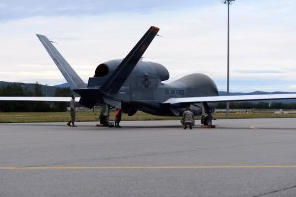 So với máy bay U-2, máy bay do thám RQ-4 Global Hawk không cần người điều khiển trực tiếp, nó có thể lửng lơ trên bầu trời của đối phương hàng ngày liền trước khi phải trở về căn cứ để tiếp nhiên liệu.