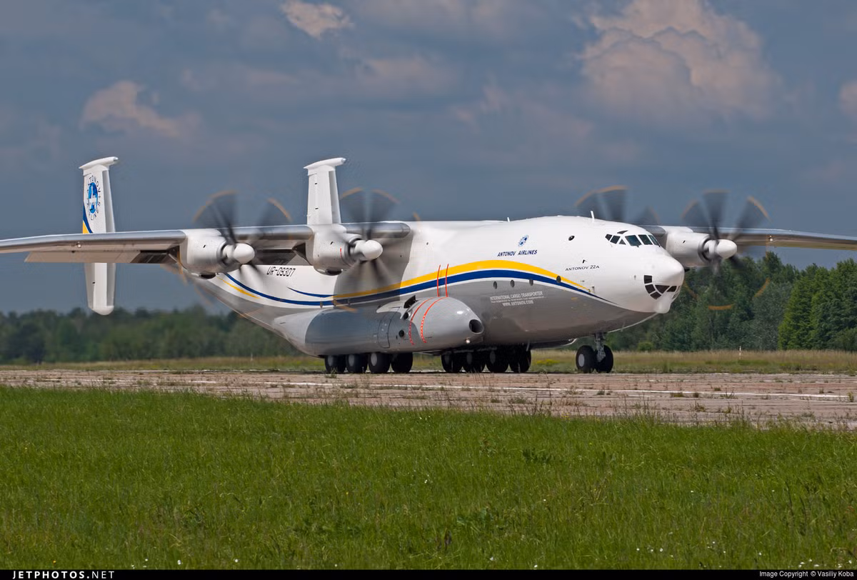 Nhắc tới những huyền thoại máy bay vận tải, không thể không kể đến Antonov An-22. Đây là loại máy bay vận tải sử dụng động cơ cánh quạt có trọng tải lớn nhất thế giới, tối đa nó có thể mang theo được tới 80 tấn hàng. Nguồn ảnh: Flickr.