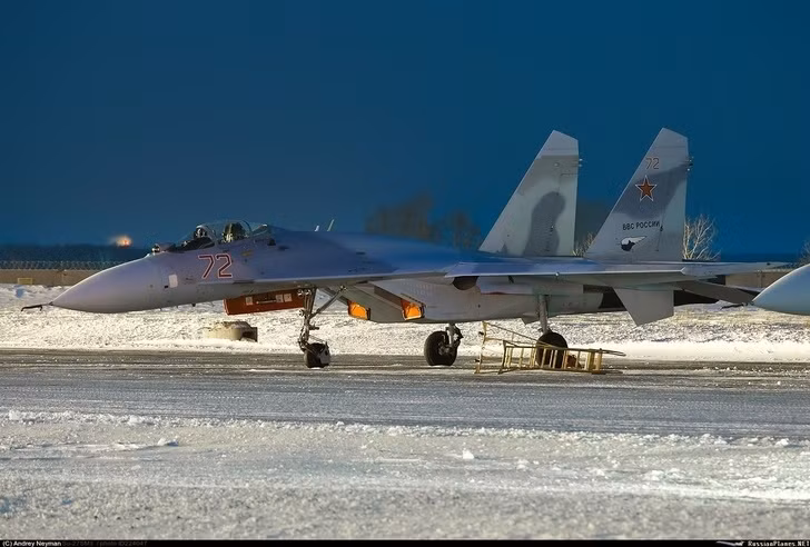 Còn xét ở năng lực không chiến quần vòng cự ly gần (dogfight), động cơ của Su-27SM3 là loại AL-31FM1 có lực đẩy 135 kN (so với 123 kN của AL-31F) cùng hệ thống điểu khiển bay tiên tiến giúp nó đạt tốc độ cao hơn Su-30SM khi đạt tầm hoạt động tăng lên tới 4.000 km.