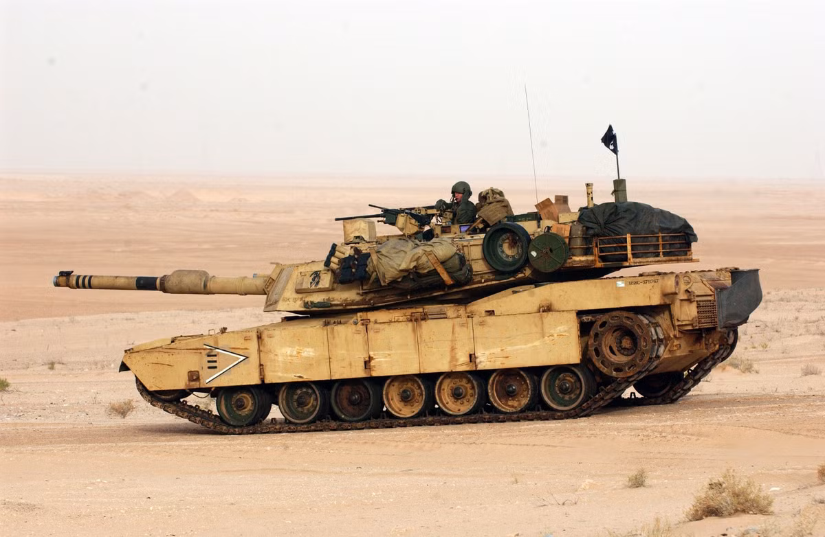 Cụ thể, xe tăng M1 Abrams của Mỹ sau hàng tháng trời chiến đấu, hành quân trong môi trường lắm cát, lắm bụi bặm của Trung Đông đã gặp sự cố nghiêm trọng với hệ thống động cơ. Nguồn ảnh: Pinterest.
