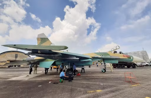 Thông thường, phiên bản Su-27UBK sẽ được nâng cấp lên chuẩn Su-27UBM, việc nâng cấp bao gồm cải tiến các thiết bị điều khiển, hệ thống kỹ thuật số, hệ thống thông tin, phân tích theo thời gian thực,... Nhiều chuyên gia khẳng định Su-27UBM có độ hiện đại không khác gì F-15E của Mỹ. Nguồn ảnh: Flickr.