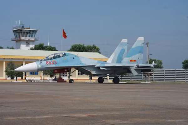 Mặc dù vậy, các chuyên gia của Nga cũng khẳng định, nâng cấp Su-27 cũng chỉ là một giải pháp tạm thời, chủ yếu về lâu dài Su-27 cũng sẽ sớm trở lên lỗi thời và cần được mua mới càng sớm càng tốt. Nguồn ảnh: Flickr.
