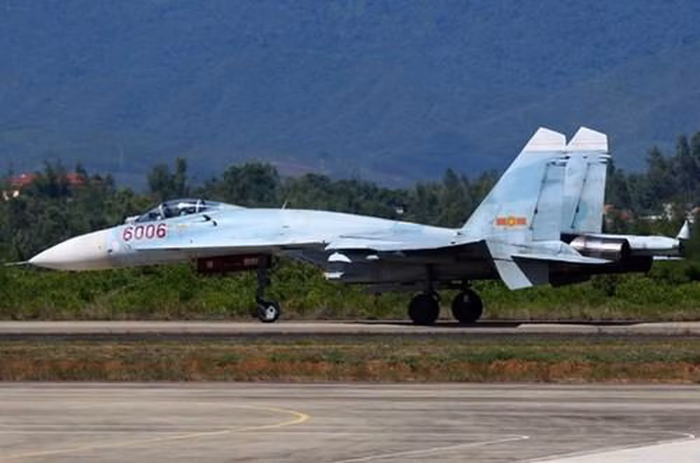 Tiêm kích Su-27 Việt Nam đang sở hữu được NATO định danh là Flanker được phát triển từ thời Liên Xô với nhiều nguyên mẫu khác nhau, trong đó có ba nguyên mẫu Su-27 đang được Không quân Việt Nam sử dụng. Nguồn ảnh: Flickr.