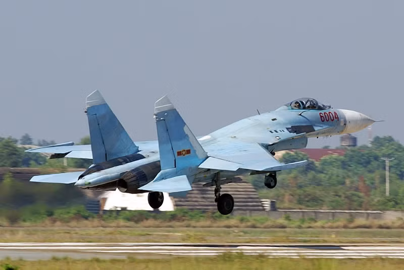 Cụ thể, hiện tại Việt Nam đang sở hữu 12 chiếc chiến đấu cơ Su-27, trong đó có 3 chiếc Su-27UBK, 2 chiếc Su-27PU và 7 chiếc Su-27SK. Nguồn ảnh: Flickr.