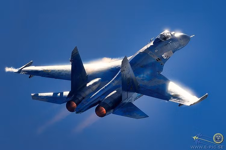 T-10, mẫu tiêm kích Su-27 huyền thoại đầu tiên của Liên Xô đã cất cánh bay thử lần đầu ngày 20/05/1977, đánh dấu một bước ngoặt quan trọng trong việc nhân gấp bội sức mạnh trên không của Không quân Liên Xô.
