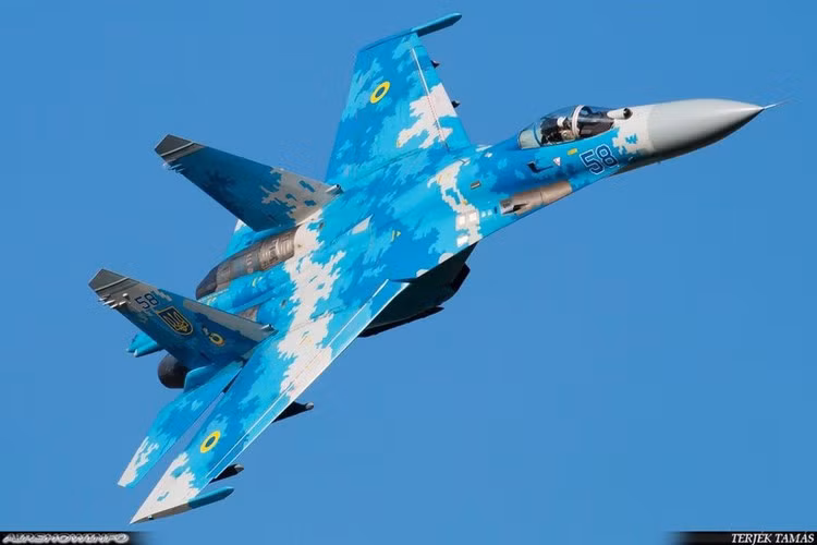 Su-27 sở hữu khả năng cơ động cao cùng với lực đẩy động cơ mạnh, có thể đạt vận tốc Mach 2+, tương đương 2.500 km/h.