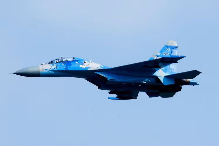 Với 10 giá treo, Su-27 có thể mang được khoảng gần 8 tấn vũ khí ở 2 cánh, bao gồm các loại khí tài như tên lửa không đối không, không đối đất, bom…