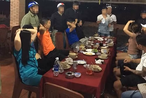 Ky la nhom giang ho danh dap tan nhan, dan “con no” di nhau!-Hinh-4