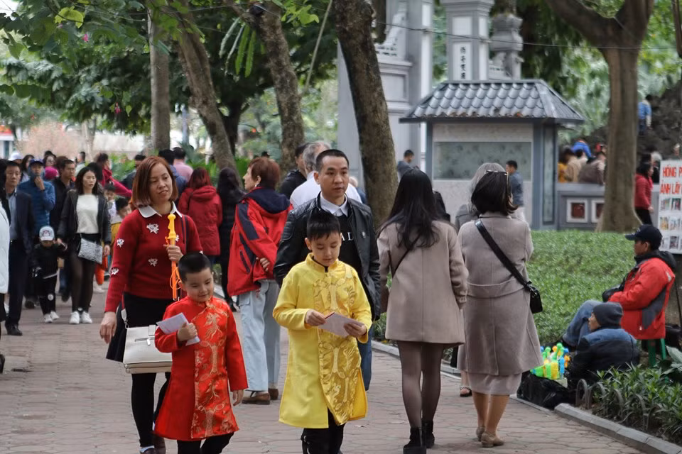 Trong đó, Hồ Gươm là một trong những địa điểm được nhiều người dân lựa chọn du xuân vào ngày mùng 2 Tết.