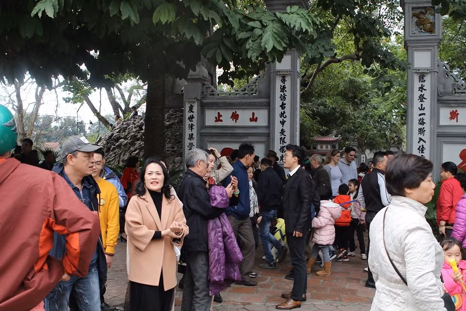 Sang ngày mùng 2 Tết, nhiều người dân ở Hà Nội thực hiện chuyến du xuân tới các địa điểm nổi tiếng như Hồ Gươm, phố bích họa Phùng Hưng và tượng đài Lenin.