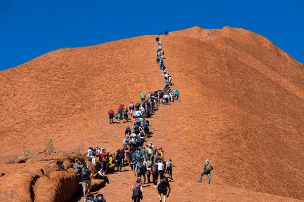 Rất nhiều khách du lịch đã leo lên núi thiêng Uluru để chiêm ngưỡng và khám phá địa điểm linh thiêng của bộ tộc Anangu.