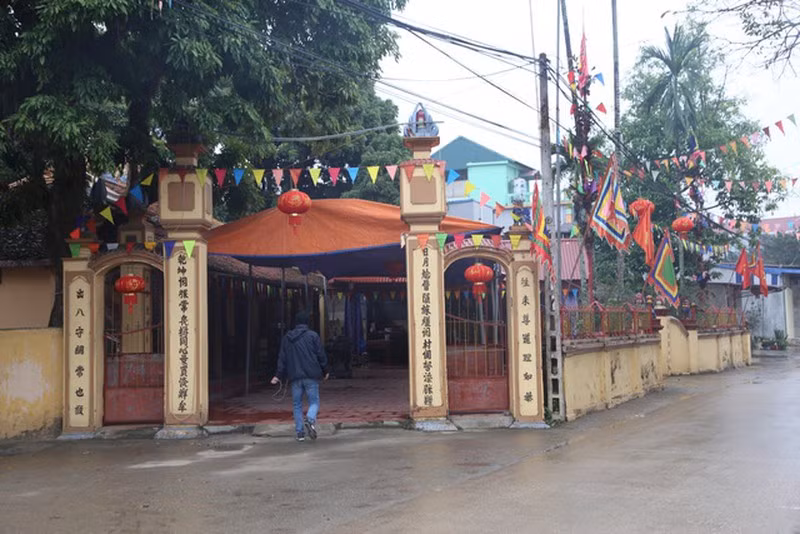 Đình làng thôn Hoành được trang trí lồng đèn, giăng cờ dây chào đón xuân về.