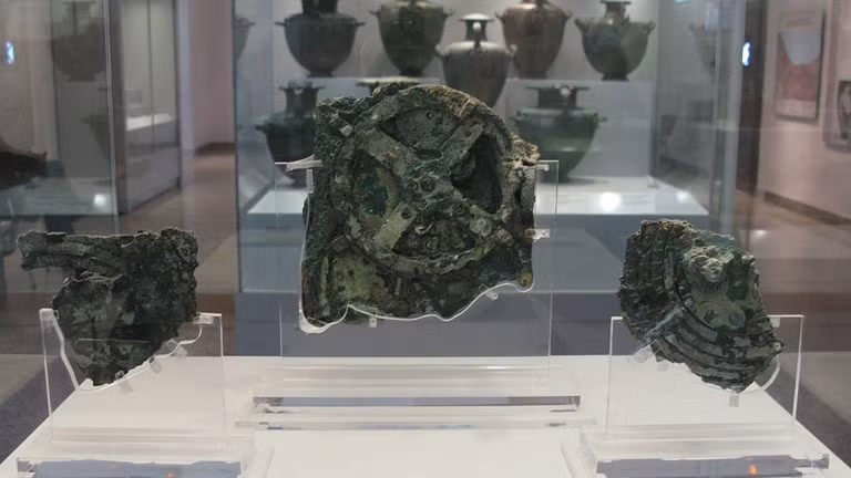 Cỗ máy Antikythera cũng là một bộ lịch 365 ngày và khéo léo cài thêm cả năm nhuận cứ sau 4 năm.
