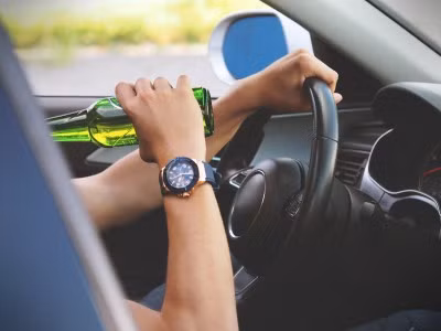 Các bang ở Mỹ có những quy định xử phạt riêng đối với tài xế say xỉn tham gia giao thông và gây tai nghiêm trọng. Nếu tài xế được kết luận lái xe trong tình trạng say rượu thì lần đầu tiên vi phạm sẽ bị phạt từ 300 - 1.000 USD.