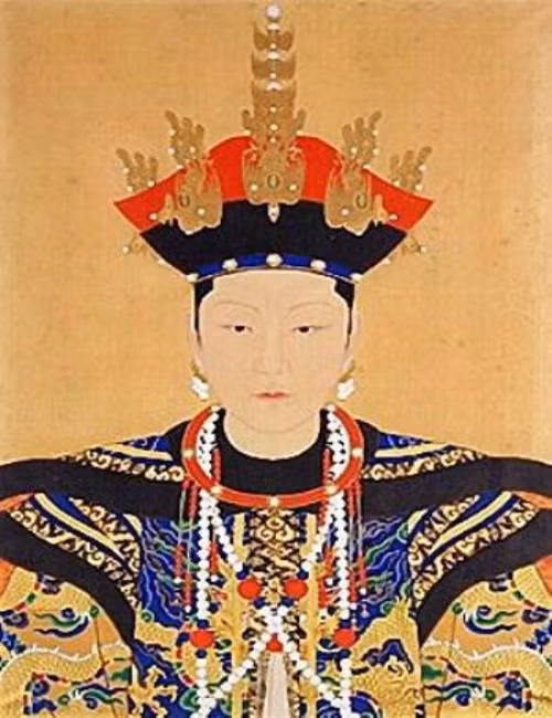 Về sau, Thái hoàng thái hậu Hiếu Trang gây sức ép buộc Khang Hy phải lập hoàng hậu mới. Theo đó, hơn 3 năm sau khi Hiếu Thành Nhân qua đời, Khang Hy sắc phong Hiếu Chiếu Nhân - con gái của đại thần Nữu Hỗ Lộc Thị Át Tất Long làm hoàng hậu.