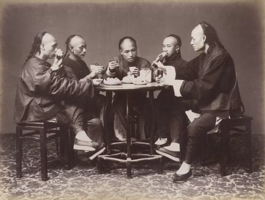 Vào cuối thời nhà Thanh, nam giới Trung Quốc vẫn để tóc đuôi sam dài. Ảnh chụp năm 1880.
