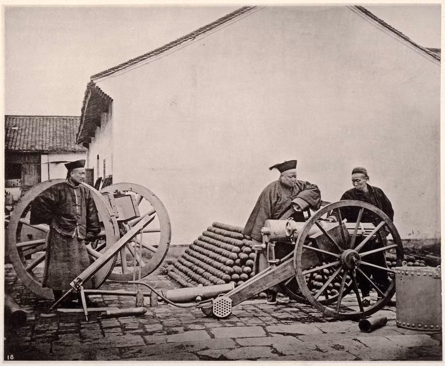 Quan chức nhà Thanh kiểm tra kho vũ khí tại Nam Kinh năm 1872. video: Trung Quốc hạ thủy tàu sân bay tự đóng đầu tiên (nguồn: VTC14)