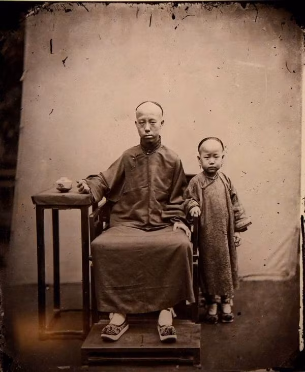 Hai cha con ở Quan Thoại chụp ảnh năm 1869.