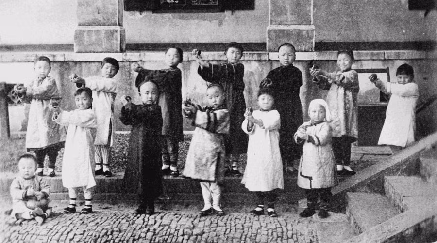 Trẻ em ở một ngôi trường tại Trấn Giang tập múa hát năm 1905.