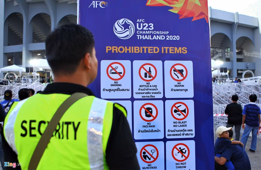 An ninh được thắt chặt nhiều giờ trước khi bóng lăn. Thái Lan phải chạy đua ráo riết mới kịp hoàn thiện nhiều hạng mục thi đấu ở 4 địa điểm để đáp ứng tiêu chí của Liên đoàn Bóng đá châu Á.