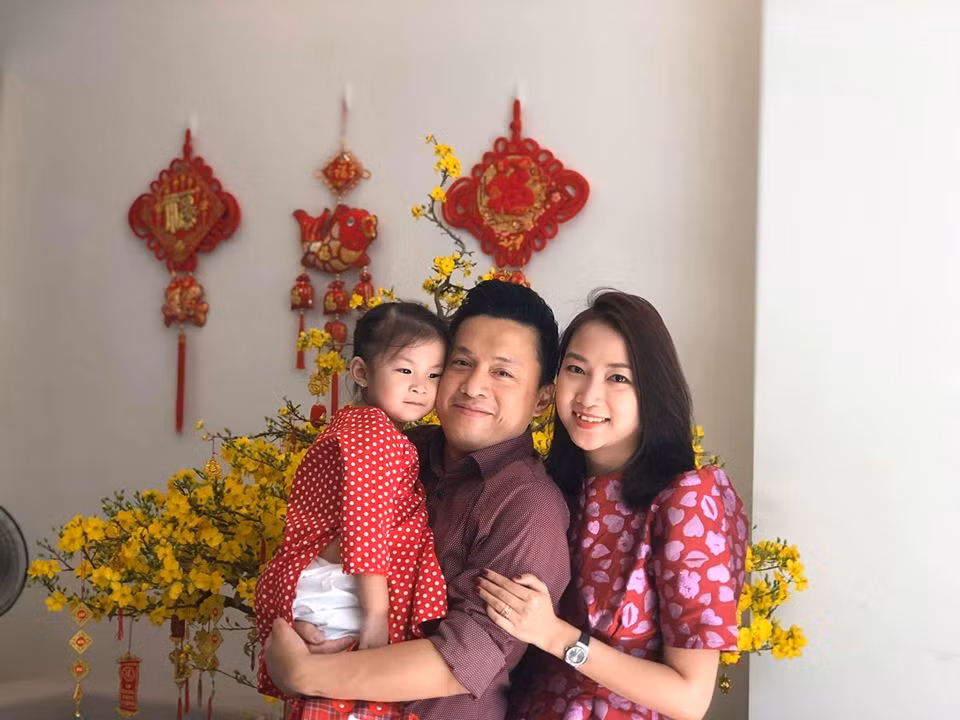 Anh Hai Lam Truong khoe Tet hanh phuc ben vo con o Viet Nam-Hinh-2