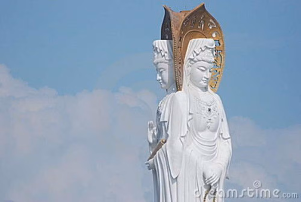 Vì sao có tượng Quan Âm ba mặt linh thiêng trong Phật giáo? - Hình 3 Vi sao co tuong Quan Am ba mat linh thieng trong Phat giao?-Hinh-3