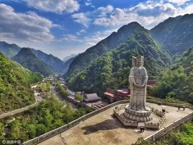 Vì sao có tượng Quan Âm ba mặt linh thiêng trong Phật giáo? - Hình 2 Vi sao co tuong Quan Am ba mat linh thieng trong Phat giao?-Hinh-2